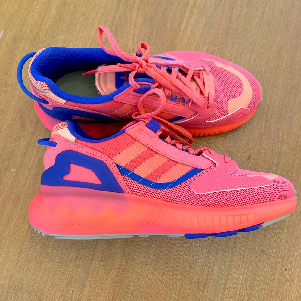 Womens adidas sneakers in nearly new condition
